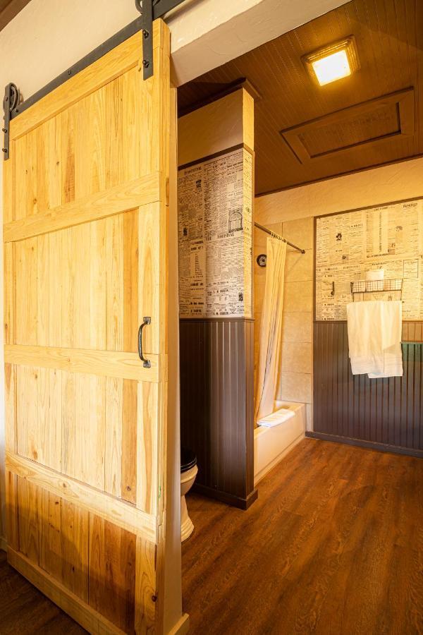 Miners Cabin #4 - King Bed - Private Balcony With Views ทูมสโตน ภายนอก รูปภาพ